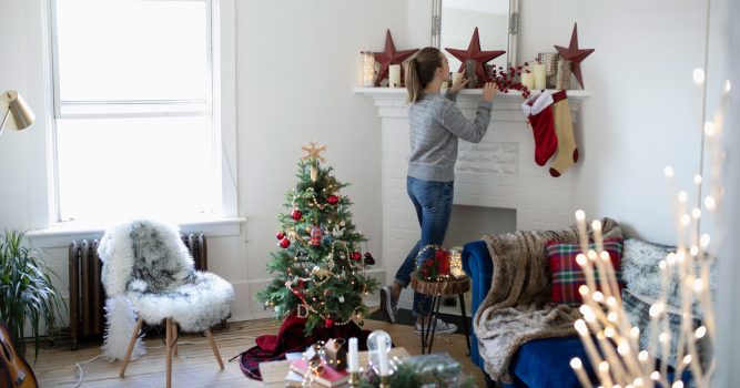 mujer decorando de navidad su cuarto