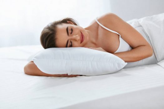 mujer dormida sobre una almohada