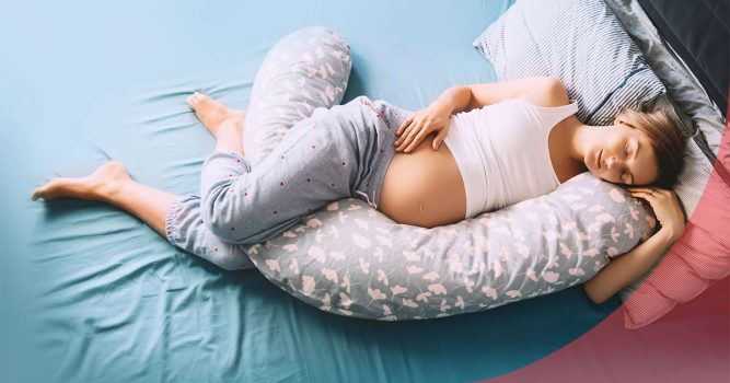 Mujer embarazada acostada en su cama