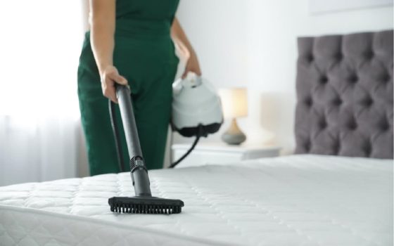 mujer limpiando un colchón